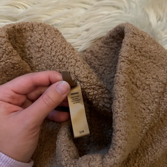 SKIMS Cozy Knit High Rise Lounge Shorts In Camel Brown - Picture 6 of 8